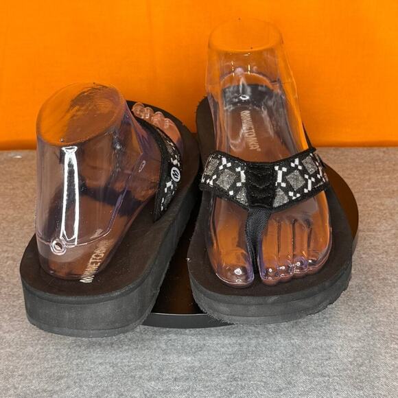 Minnetonka Black Grey White Geometric Flip Flop Sandals Size 7M – Pre-Owned - Picture 4 of 7